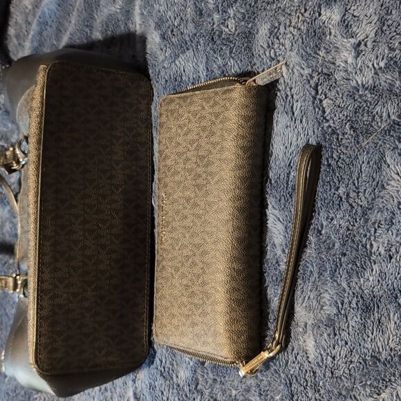 2 PC Michael Kors Charlotte Large Tote with Wallet - Picture 5 of 10